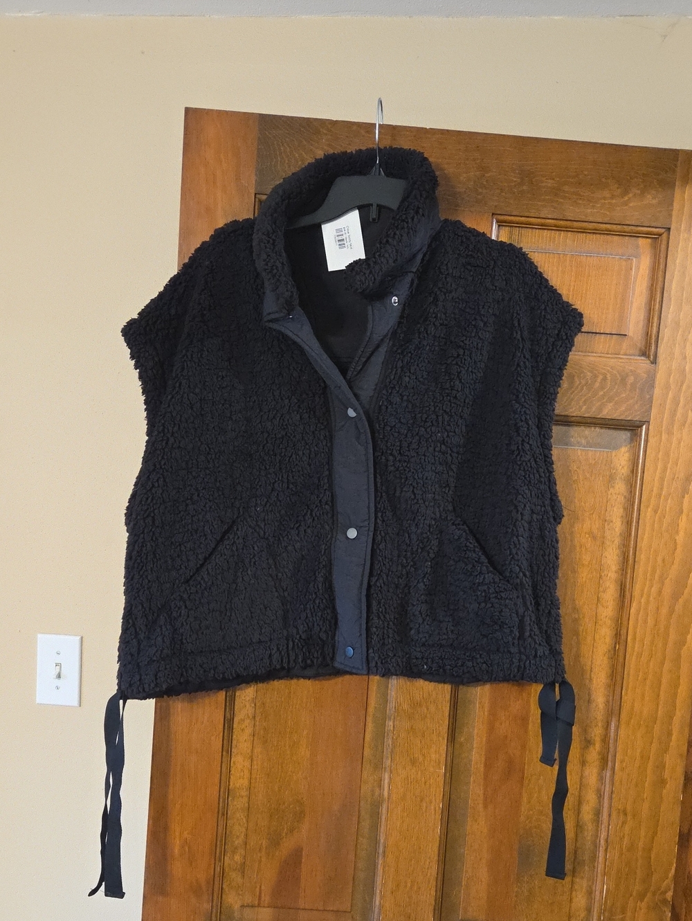 Women's Black Teddy Vest Jacket - Cozy Outdoor Layer
